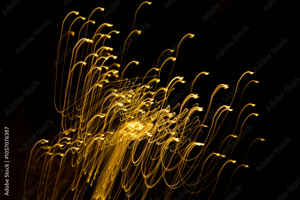 malowane światłem, obraz świetlny z wzorami i kształtami, abstrakcyjna fotografia z poruszającymi się światłami, Blurred Light painting, żółte maziaje świetlne, light painting photography, abstarct