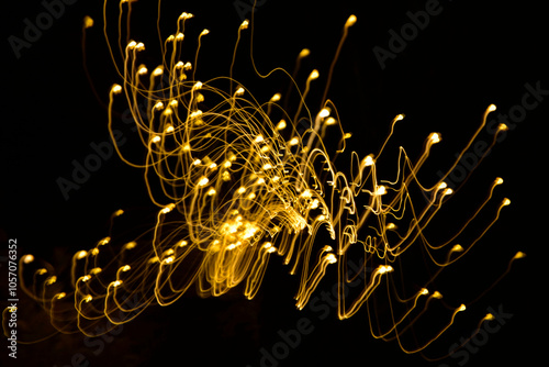 Obraz na płótnie malowane światłem, obraz świetlny z wzorami i kształtami, abstrakcyjna fotografia z poruszającymi się światłami, Blurred Light painting, żółte maziaje świetlne, light painting photography, abstarct w salonie
