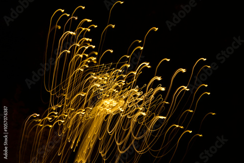 Obraz na płótnie malowane światłem, obraz świetlny z wzorami i kształtami, abstrakcyjna fotografia z poruszającymi się światłami, Blurred Light painting, żółte maziaje świetlne, light painting photography, abstarct w salonie