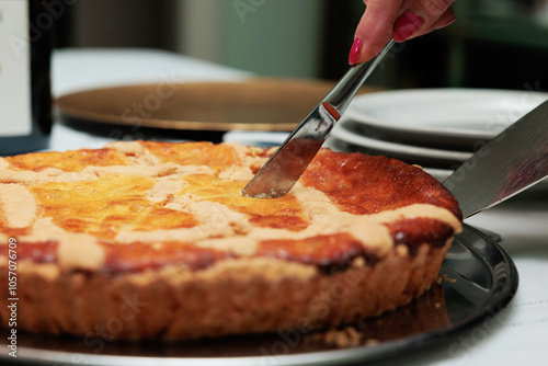 Obraz na płótnie vista macro di una pastiera napoletana fatta in casa mentre viene tagliata a fette w salonie