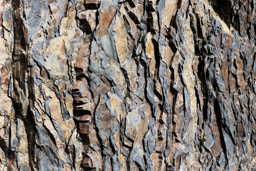 vista macro di una parete rocciosa dalle sfumature di colore marrone e grigio photo