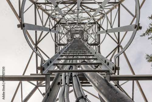 Obraz na płótnie grande struttura metallica di un'alta torre radio vista dal basso, in prospettiva w salonie