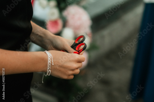 hands holding scissors