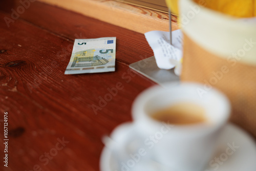 concetto di pagare un caffè al bar o effettuare un acquisto in contanti photo