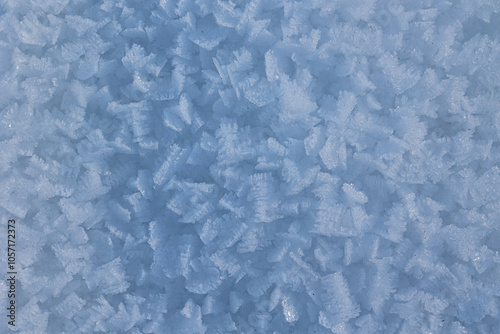 vista macro da sopra di una superficie coperta da cristalli di neve  photo