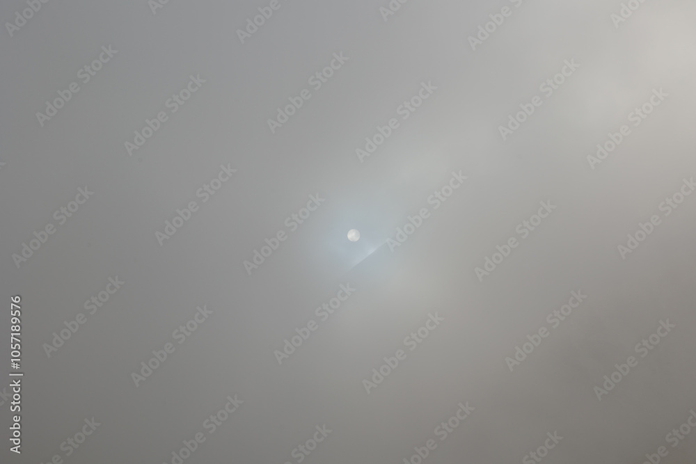 sole coperto da una fitta massa di nuvole scure di giorno