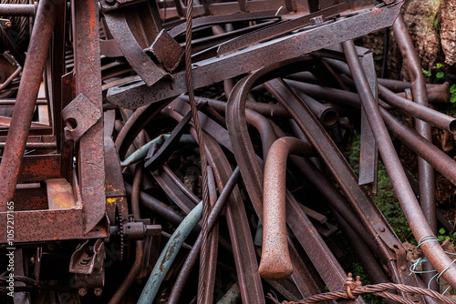 vista dettagliata di una catasta o mucchio di accumuli di grandi pezzi di tubi, strutture e materiale metallico vari, arrugginito e vecchio, rotto ed abbandonato photo