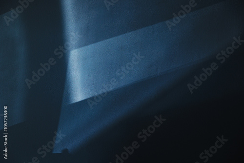 Fotografía luce solare che crea riflessi astratti di luci e ombre con forme geometriche lin