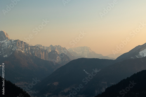 vista dettagliata su un ambiente naturale di montagna tra le Alpi del Friuli Venezia Giulia, nell'Italia nord-orientale, al tramonto, in primavera photo