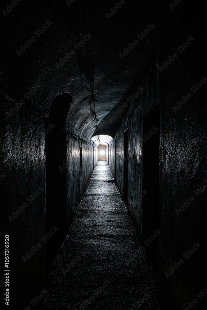 tunnel di cemento buio e oscuro, dentro ad un'antica struttura militare abbandonata della seconda guerra mondiale