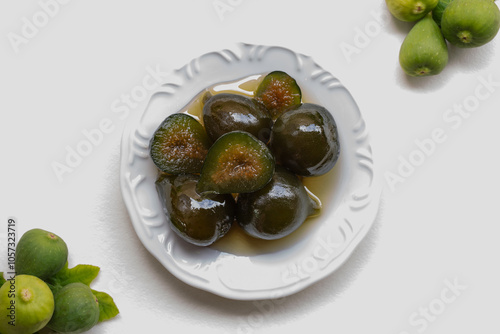 Delicious figs in syrup, home-made, with the flavor of the tradition of generations and popular feasts!