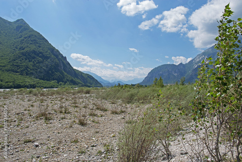 ampia vista panoramica sull'ampio letto in secca del fiume Tagliamento, nell'Italia nord orientale, di giorno, in estate, con colori brillanti photo