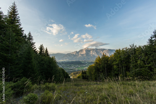 ampia vista panoramica su un ambiente naturale di montagna nell'Italia nord orientale, in Friuli Venezia Giulia, sul confine con l'Austria, al tramonto, in estate photo