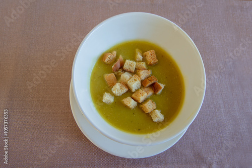 Obraz na płótnie Lentil soup garnished with crispy bread. w salonie