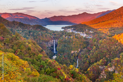 明智平展望台から朝日を浴びて赤く染まる奥日光の山々と紅葉の奥日光中禅寺湖と華厳の滝と白雲滝