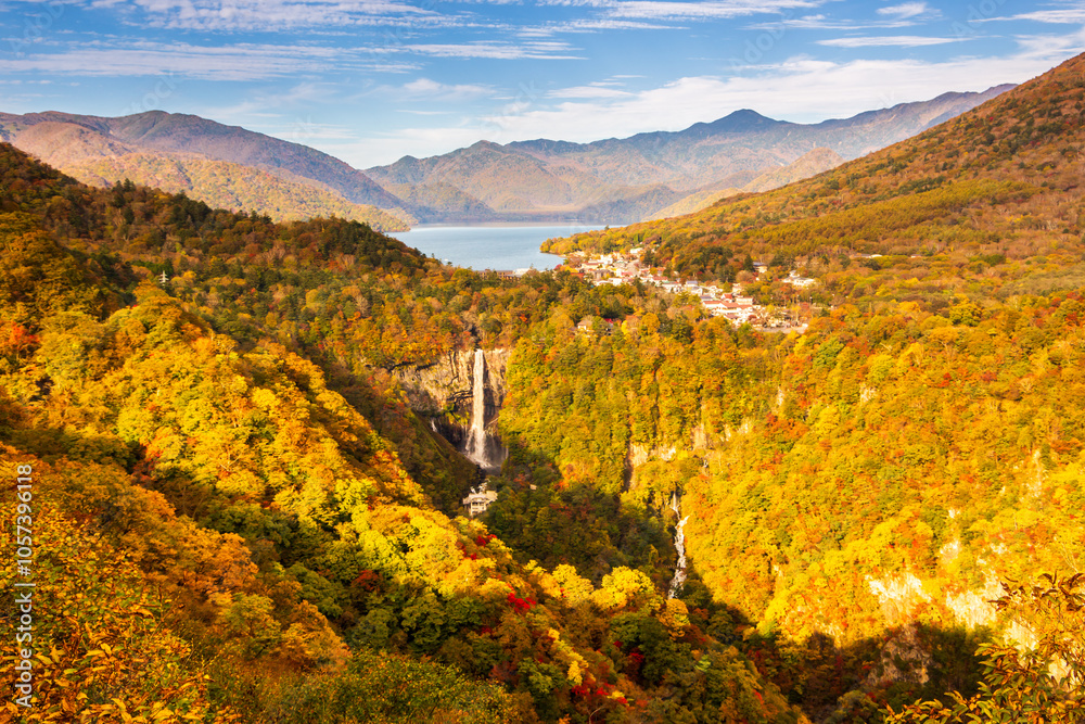明智平展望台か朝日に照らされる紅葉の奥日光中禅寺湖と華厳の滝と白雲滝