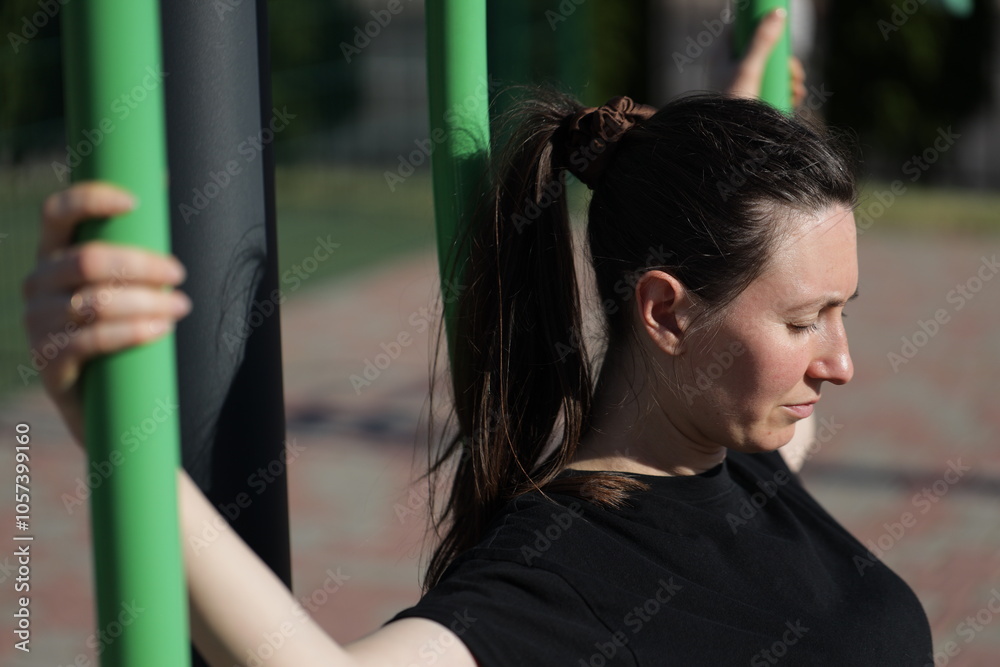 Obraz premium Woman doing workout exercises outside