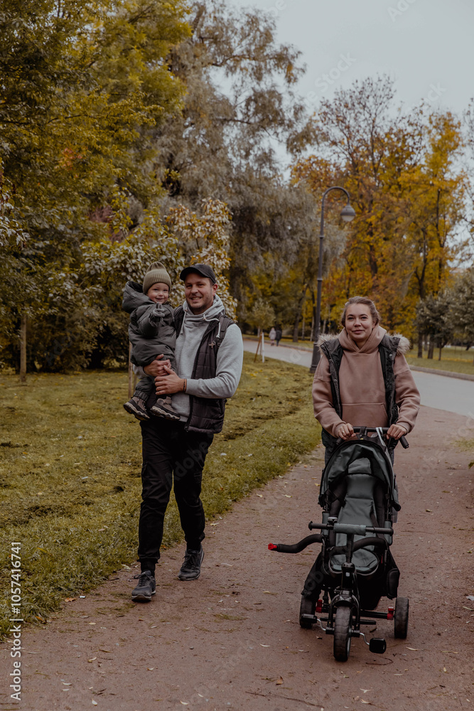 Obraz premium Family in nature in an autumn park with a child