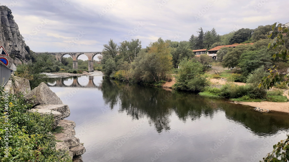 Le pont enjambant l'Ardèche à Vogüé Le pont enjambant l'Ardèche à Vogüé