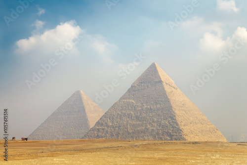 Obraz na płótnie View of the ancient egyptian pyramids of Cheaps (or Khufu) and Khafre in Giza near Cairo, Egypt w salonie
