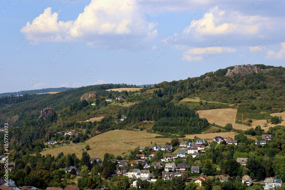 Fototapeta premium Aussicht in die hügelige Landschaft bei Kirn und die Felsgruppe Kirner Dolomiten von der Burgruine Kyrburg in Kirn im Landkreis Bad Kreuznach im deutschen Bundesland Rheinland-Pfalz.