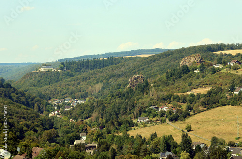 Aussicht auf Schloss Wartenstein und die Ausläufer der Kirner Dolomiten von der Burgruine Kyrburg im Landkreis Bad Kreuznach. Aussicht vom Premium-Wanderweg Vitaltour 3-Burgen-Weg. photo