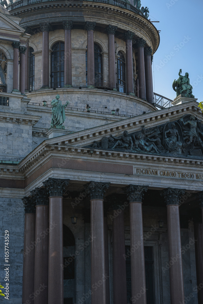 Obraz premium St. Isaacs Cathedral facade with grand columns and dome in St. Petersburg