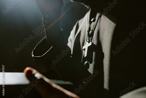 Schilderij op canvas Medium close up of wooden cross of unrecognizable priest crossing himself in chu