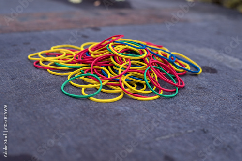 Obraz na płótnie Set of stationery rubber bands on the table w salonie
