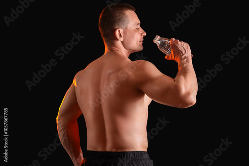 Male bodybuilder drinking w...