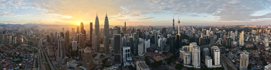 Tableau sur plexiglas Kuala Lumpur Vue drone Tours Petronas Merdeka 118 soleil  © Gabe Shakour