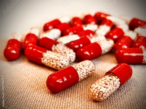 Obraz na płótnie Red and transparent medication capsules containing pancreatic enzyme w salonie