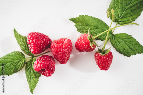 Fotografie Fresh Raspberries: Juicy, Ripe Berries for a Healthy Summer Snack on a white bac