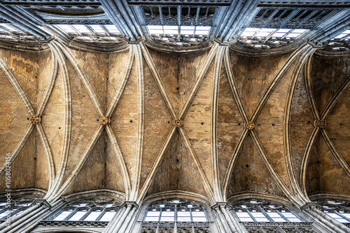 Foto Rib vault or ribbed vault in the main nave of Rouen Cathedral also called Cathed