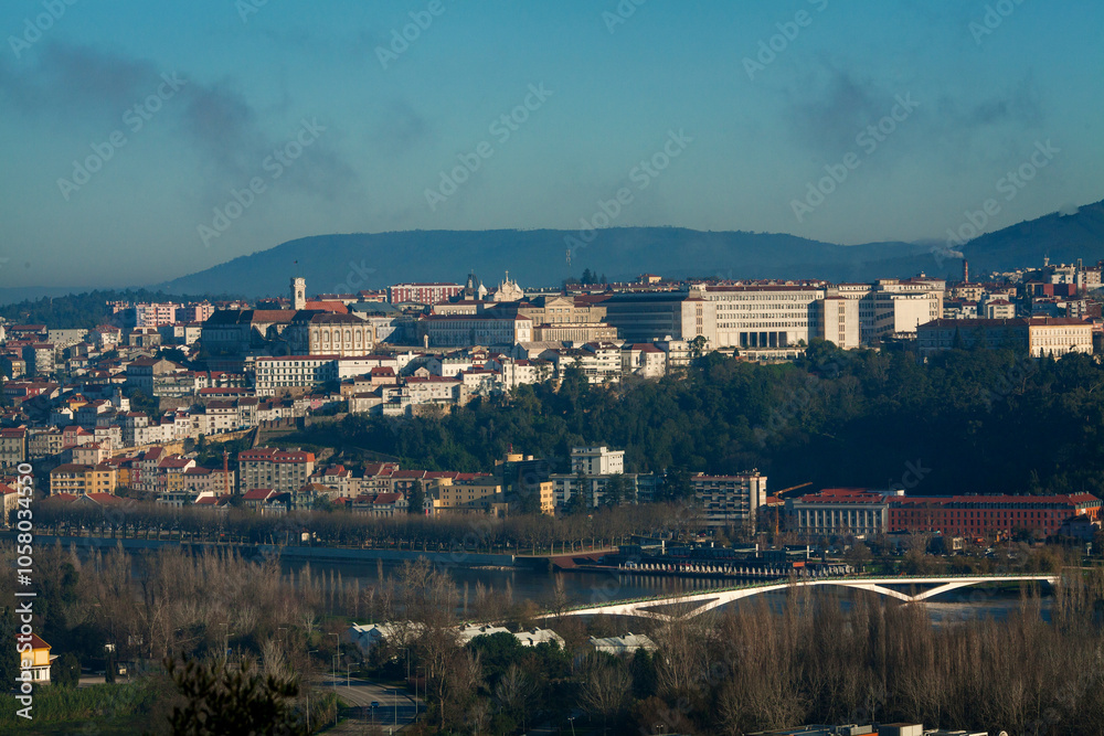Obraz premium This panoramic image of Coimbra, Portugal, captures a stunning view of the historic city with its prominent architecture 