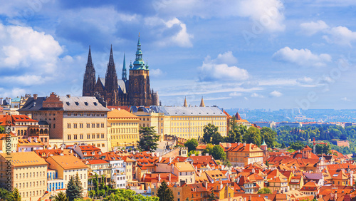 Obraz na płótnie Summer cityscape - view of the Mala Strana historical district and castle complex Prague Castle, Czech Republic w salonie