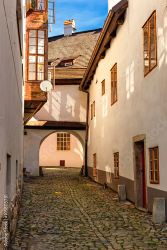 Obraz na płótnie Summer cityscape - view of the lane with archway in the historical center of Cesky Krumlov, Czech Republic w salonie