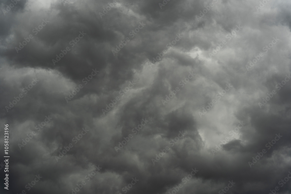 Paisaje de Tormenta con Nubes Negras y Cielo peligroso Amenazante Paisaje de Tormenta con Nubes Negras y Cielo peligroso Amenazante