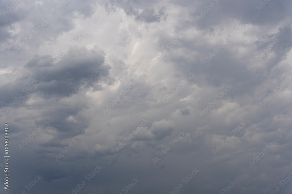 Obraz premium Dramática Tormenta con Nubes Negras y Relámpagos en el Horizonte
