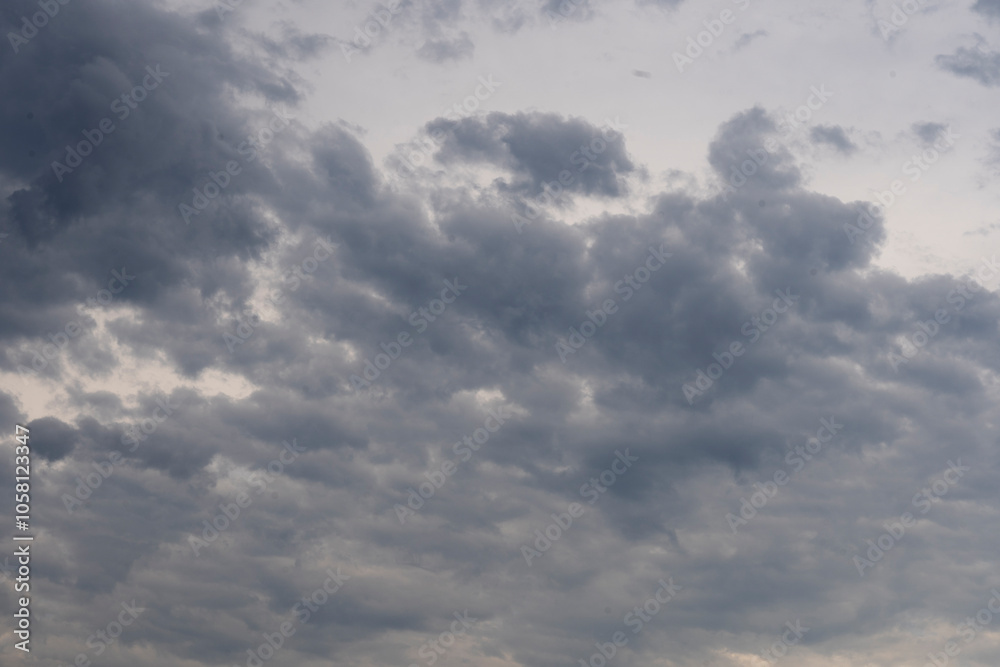 Formación de Tormenta en el Cielo: Nubes Oscuras y Dramáticas Formación de Tormenta en el Cielo: Nubes Oscuras y Dramáticas