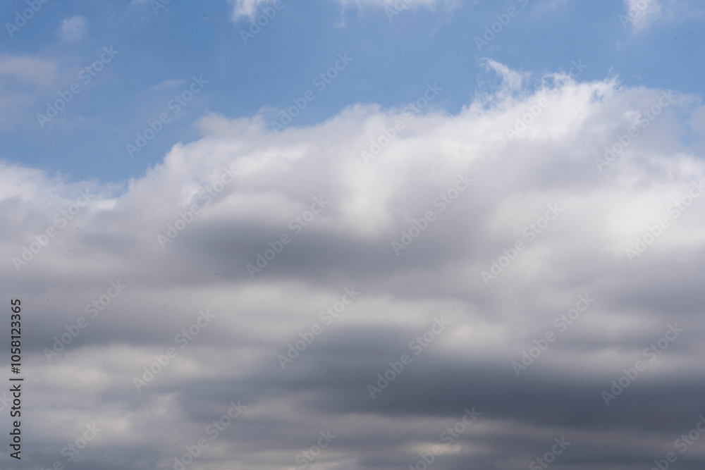 Tranquilidad en el Cielo: Fondo Azul y Nubes Algodonosas Tranquilidad en el Cielo: Fondo Azul y Nubes Algodonosas