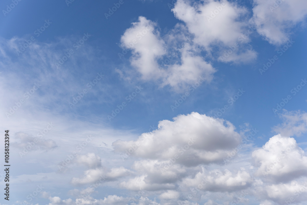 Cielo Azul Brillante con Nubes Blancas y Esponjosas Cielo Azul Brillante con Nubes Blancas y Esponjosas