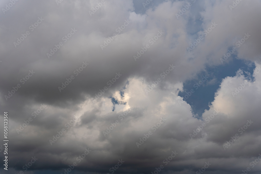 Impresionante Tormenta con Nubes Oscuras en el Horizonte Impresionante Tormenta con Nubes Oscuras en el Horizonte