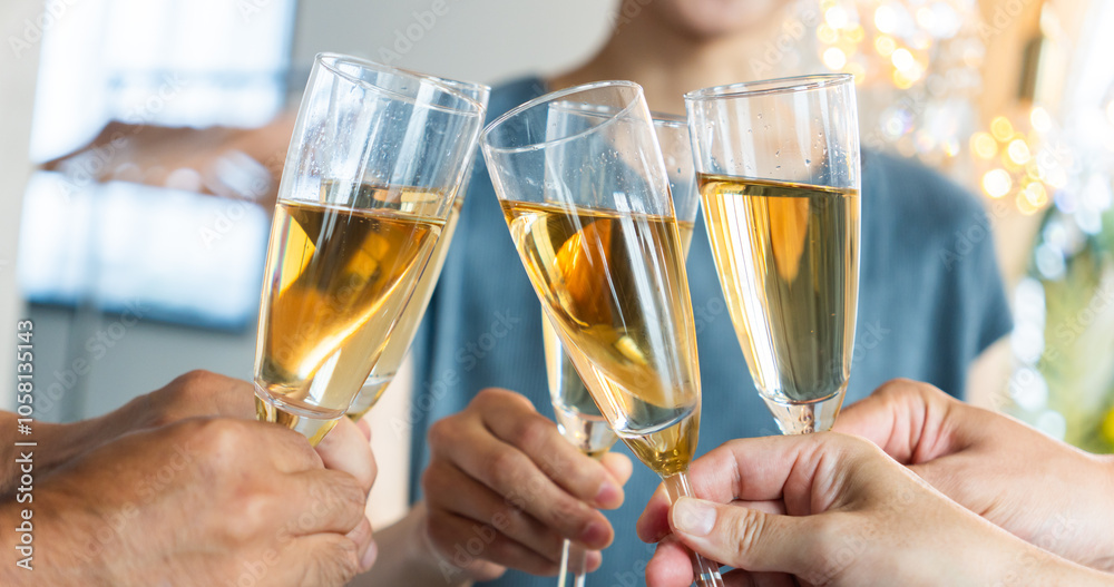 パーティーで乾杯をする手元 パーティーで乾杯をする手元
