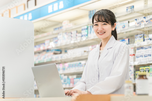 調剤薬局で働く薬剤師・調剤師（ノートパソコン・タブレットPC） 