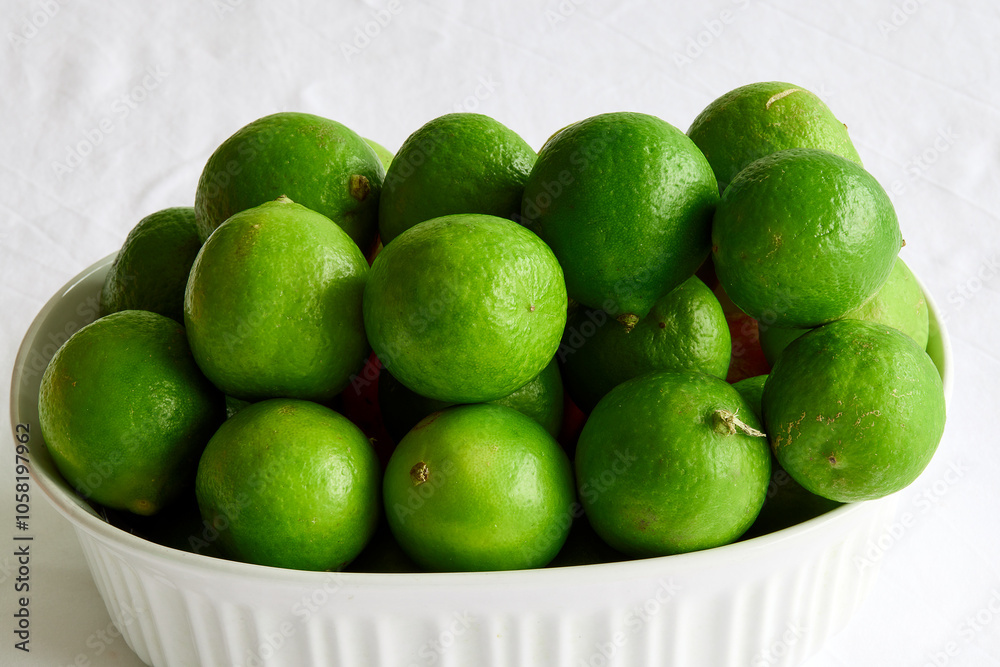 Lemons are well-known for their high vitamin C content. On average, one medium-sized lemon (about 58 grams) contains approximately 30-40 milligrams of vitamin C. Lemons are well-known for their high vitamin C content. On average, one medium-sized lemon (about 58 grams) contains approximately 30-40 milligrams of vitamin C.