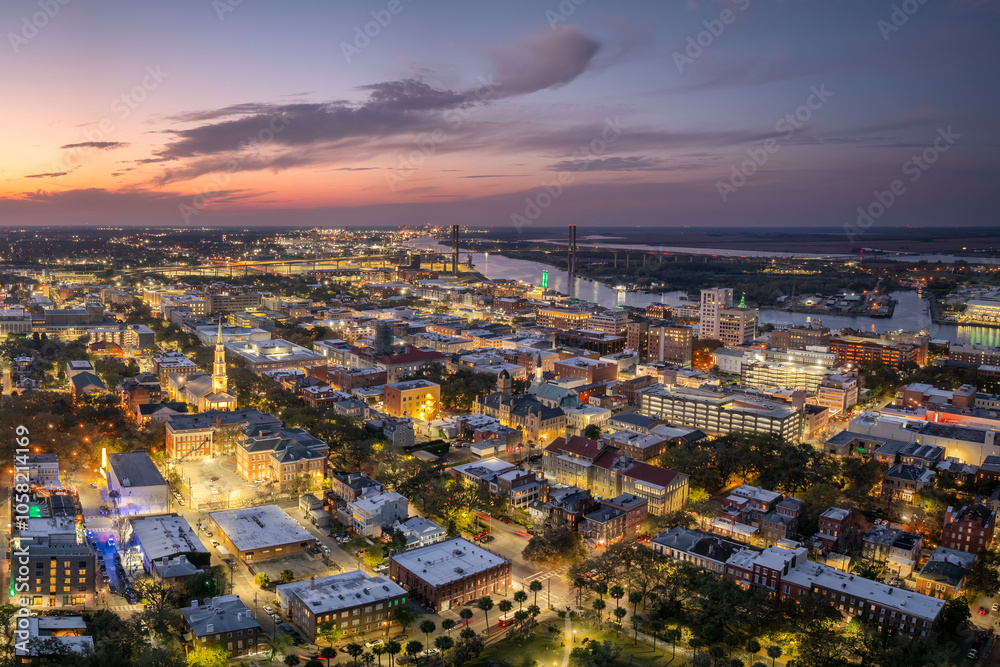 Obraz premium Old historical city Savannah in Georgia. Southern USA cityscape at sunset