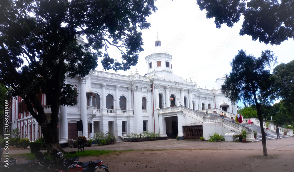 Obraz premium Rangpur,Bangladesh-August 26,2024: A historical building Front view of Bangladesh named Tajhat Jamidar Bari or Tajhat palace.