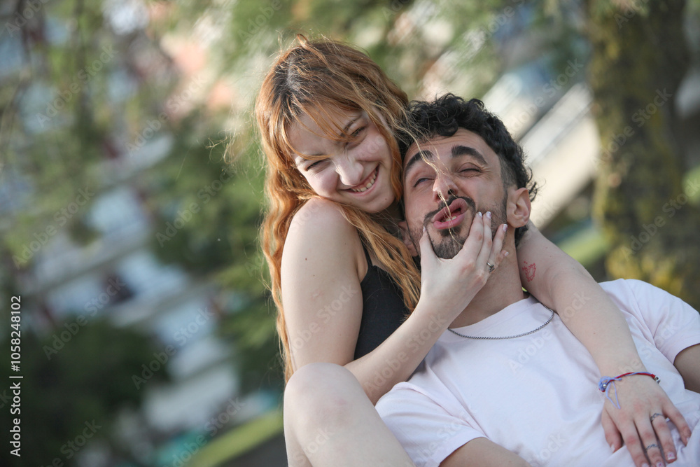 Naklejka premium portrait of cute cheerful young couple at the park googing around