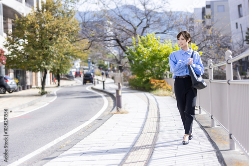 笑顔で歩くビジネスウーマン　Business photo